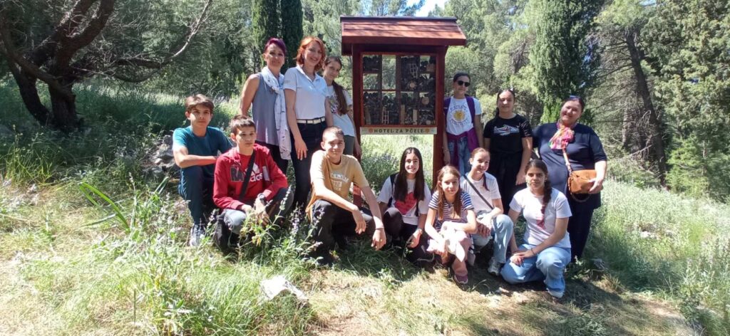 OTVORENA EDUKATIVNA STAZA ''TRAGOM LJEKOVITOG PELIMA I POSTAVLJEN HOTEL ZA PČELE U SP ''PARK ŠUMA GORICA''